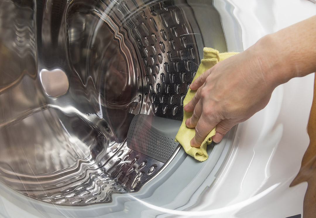 Lave-linge moderne en fonctionnement