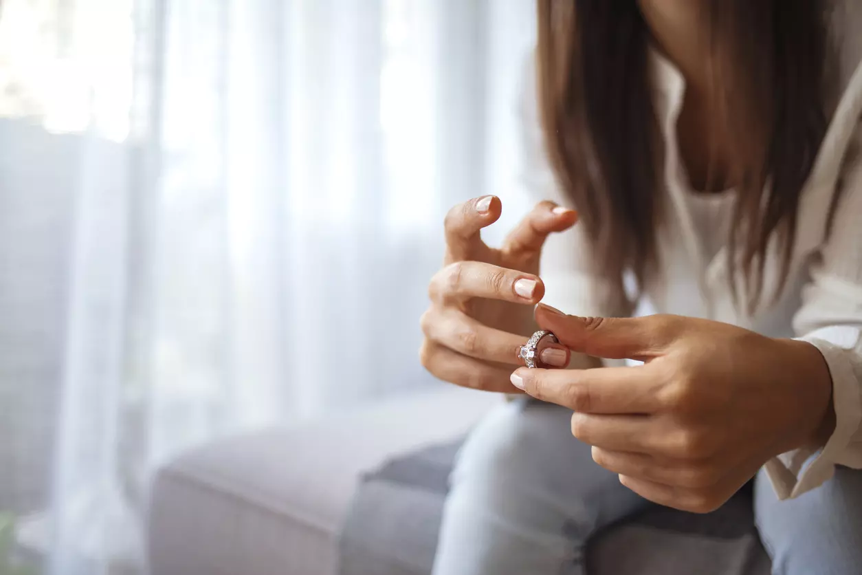 Femme souriante regardant au loin
