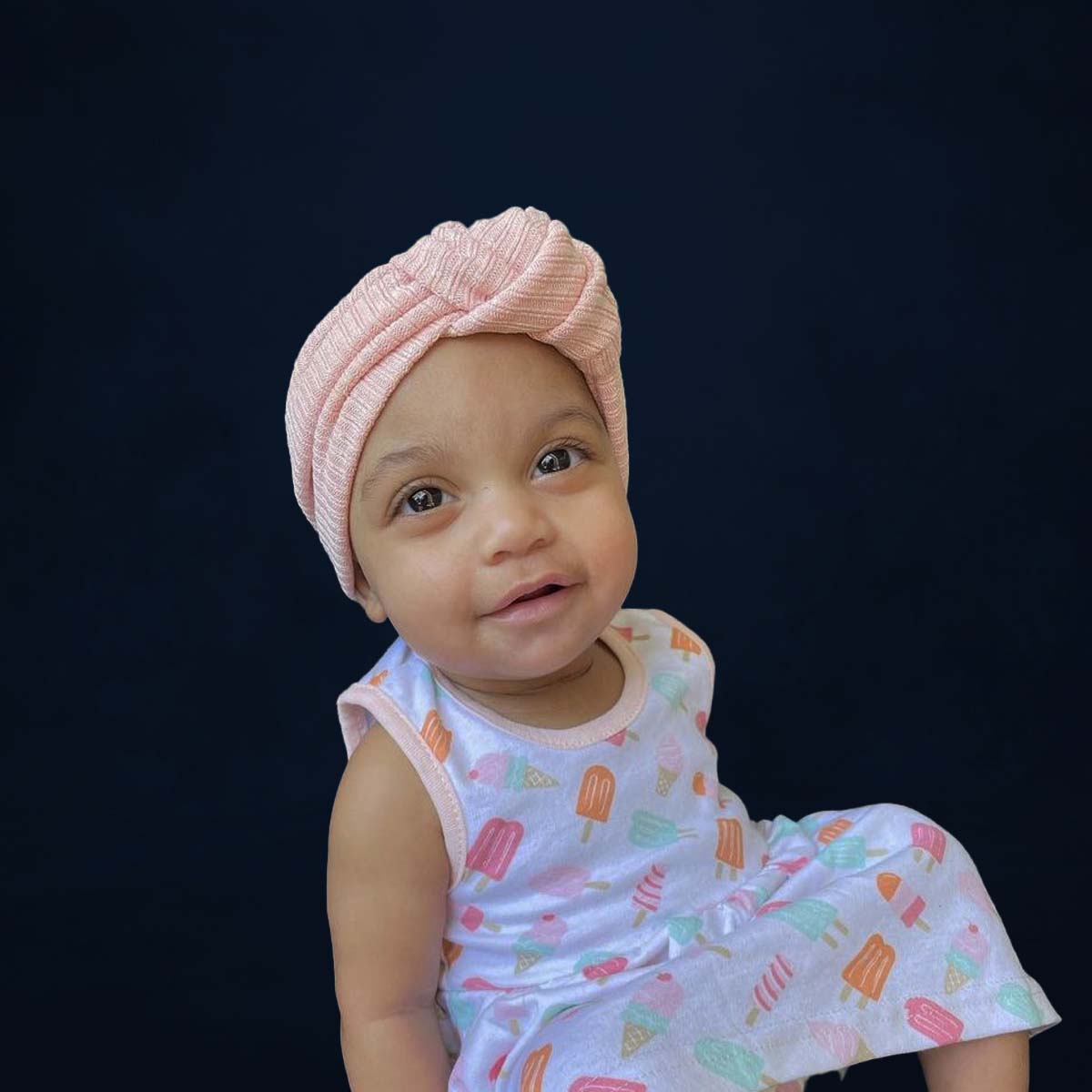 Ayla, souriante, à deux ans