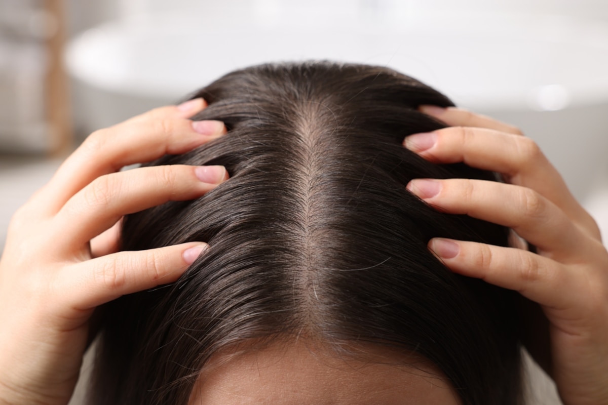 Massage du cuir chevelu avec un soin naturel