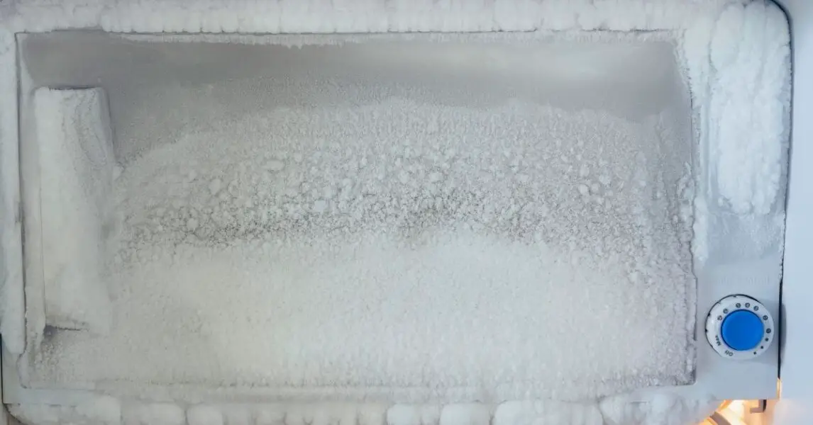 Congélateur recouvert de givre épais