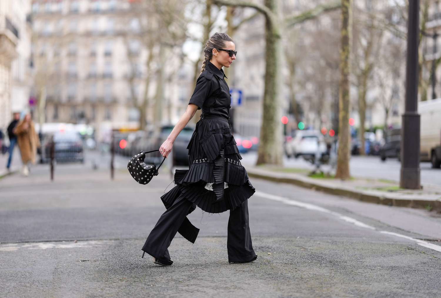 Tenue noire stylisée