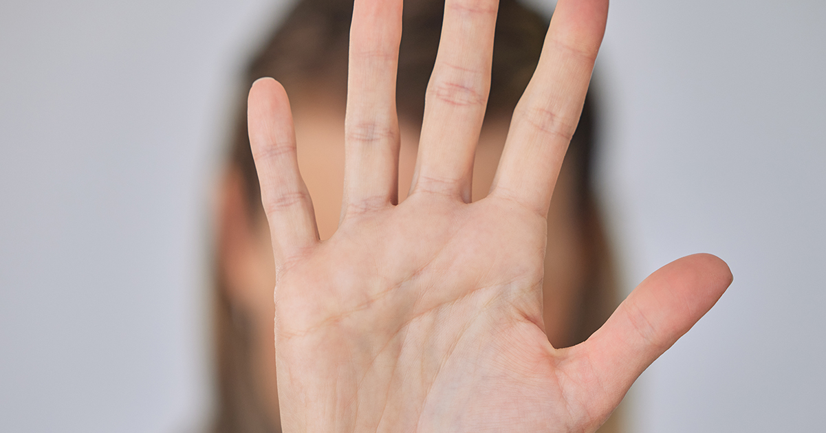 Main féminine mettant en évidence le M