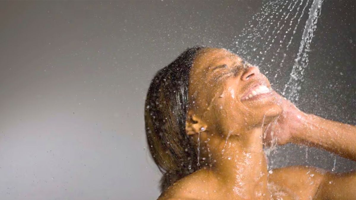 Femme se lavant le visage avec soin