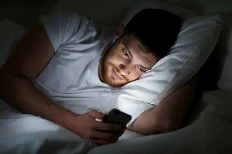 Personne évitant les écrans le soir