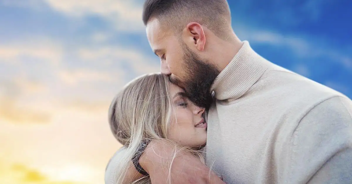 Couple échangeant un baiser sur le front