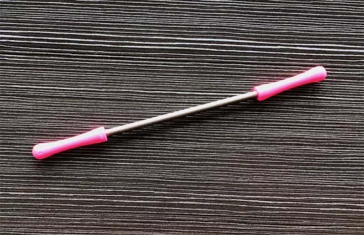 Accessoire d'épilation spiralé posé sur une table de toilette