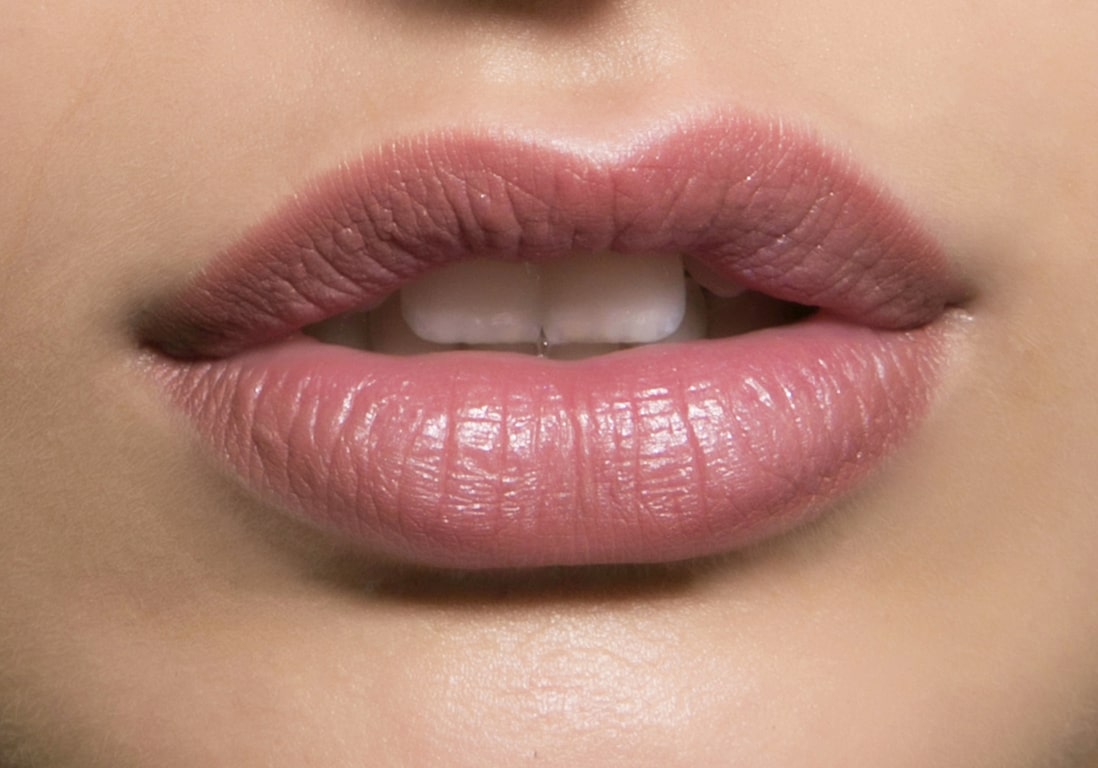 Maquillage discret mettant en valeur les lèvres