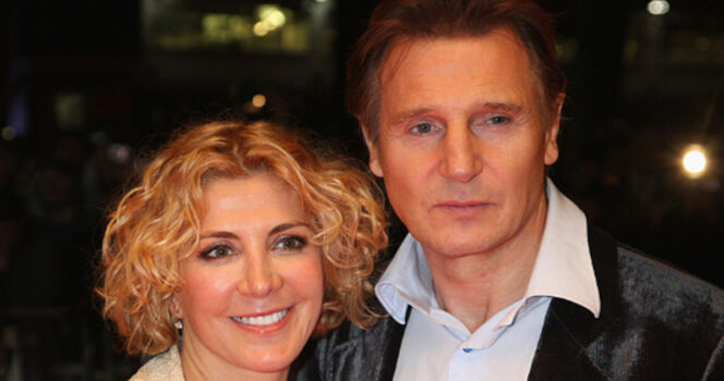 Natasha Richardson et Liam Neeson souriants ensemble