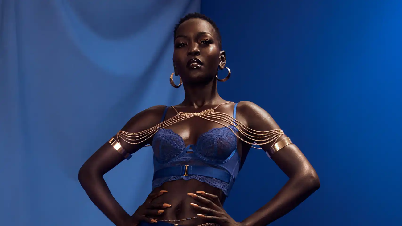 Portrait inspirant de Nyakim Gatwech, mannequin d'origine sud-soudanaise célèbre pour son magnifique teint ébène