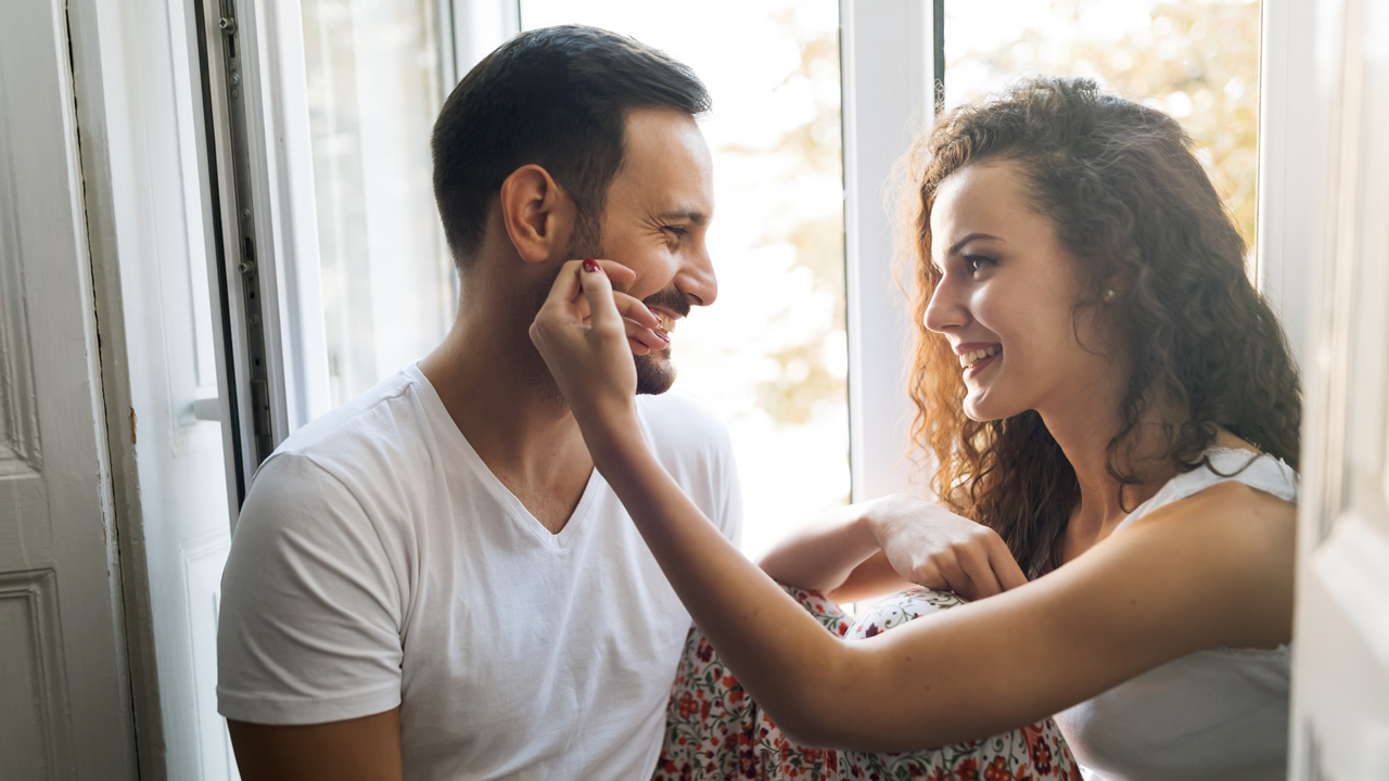 Couple se touchant tendrement les mains