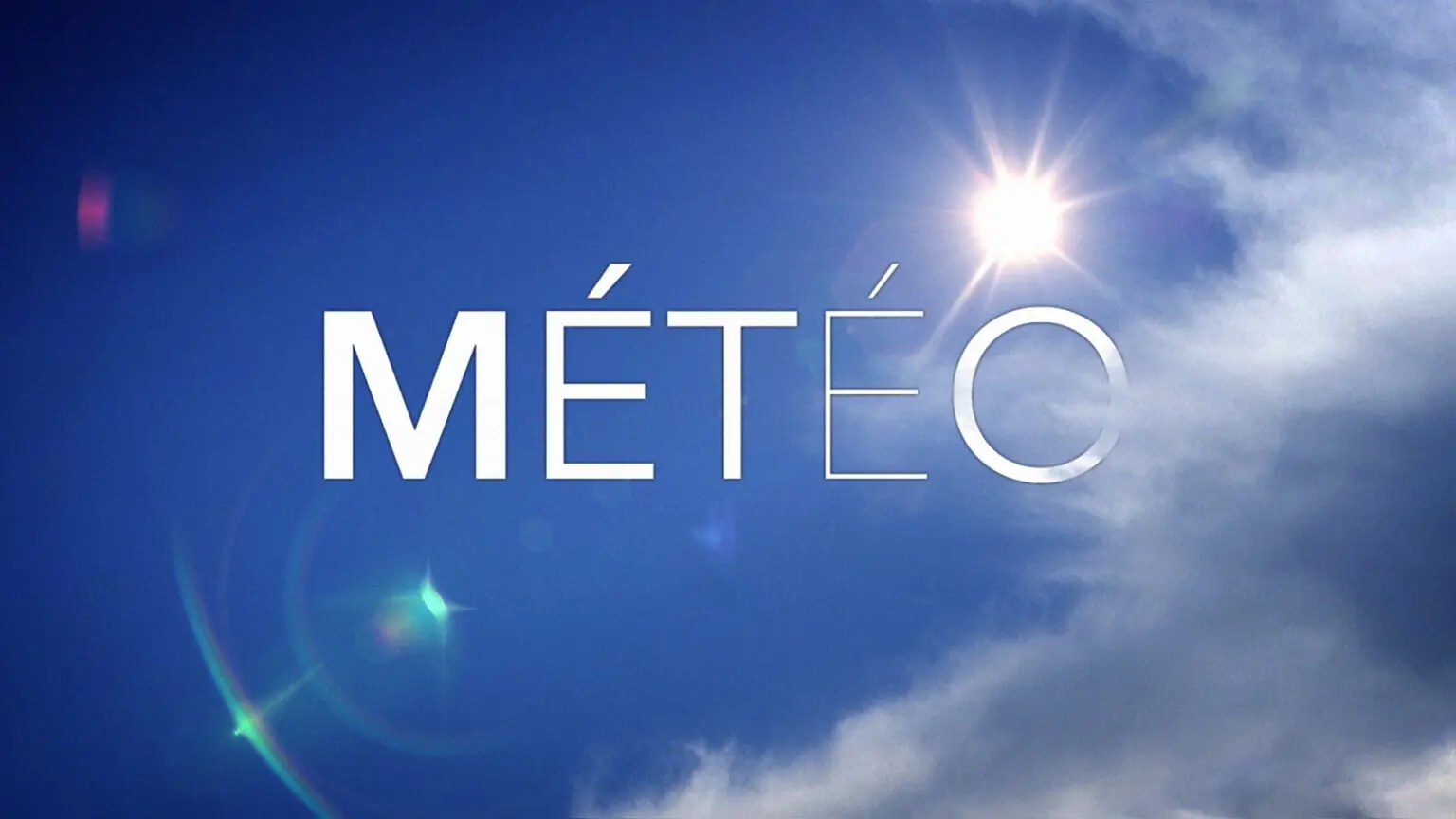 Présentatrice météo devant une carte climatique