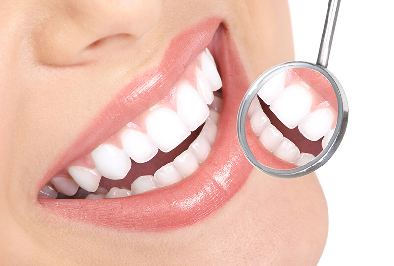 Dents blanches avec charbon et citron