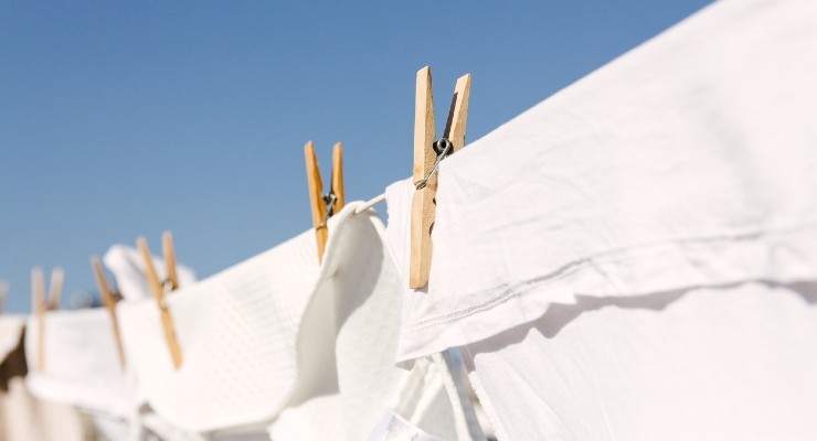 Vêtements blancs présentant des traces jaunâtres