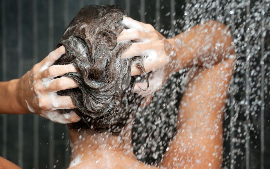 Femme soignant sa chevelure sous la douche