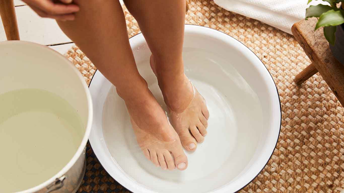 Pieds plongés dans un bain relaxant
