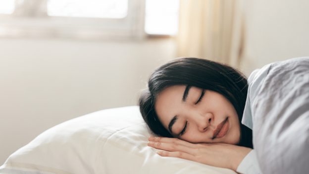 Jeune femme dormant paisiblement