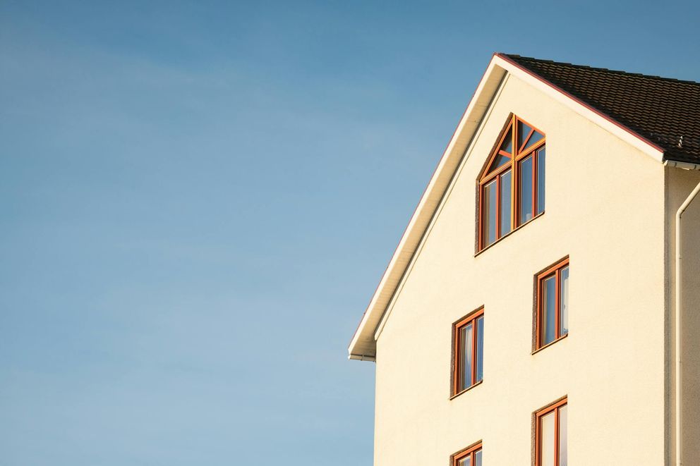 Maison bourgeoise avec fenêtre entrouverte