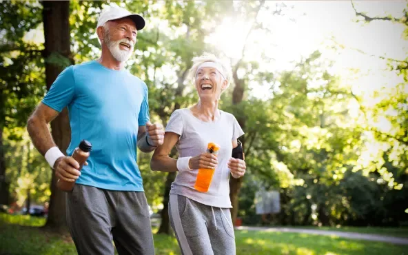 Personne âgée souriante faisant du sport adapté
