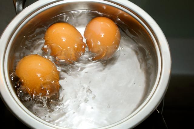Œufs cuits dans une casserole