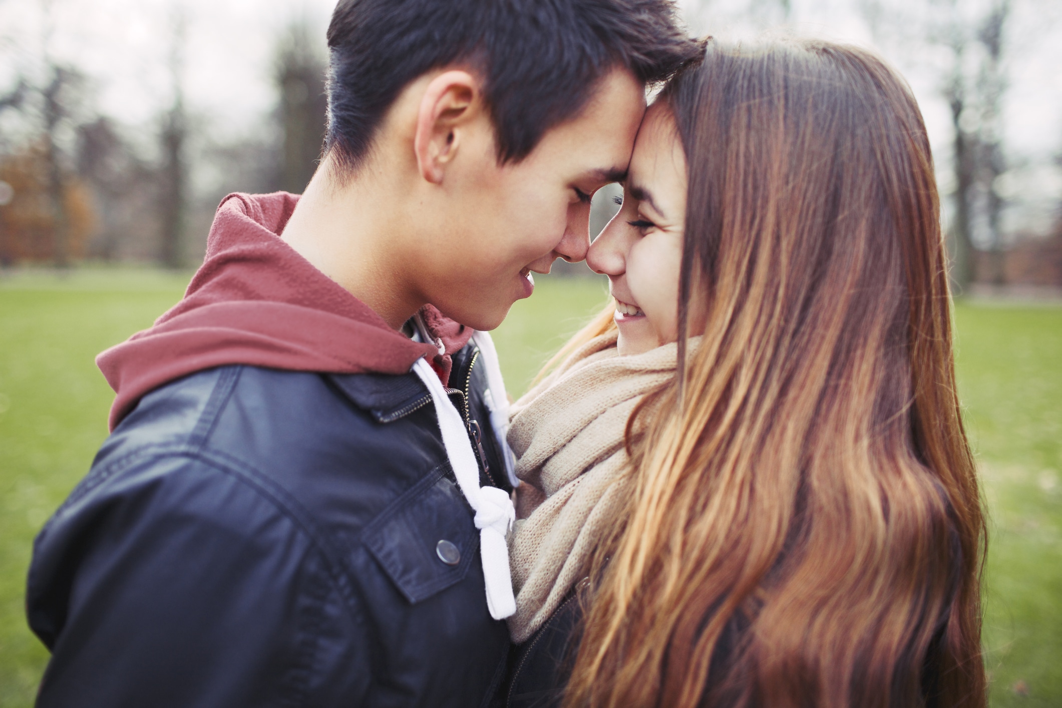 Jeune couple d'adolescents souriants