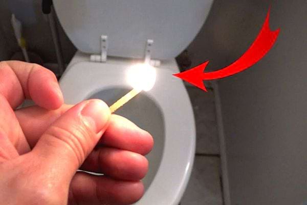 Allumette utilisée dans des toilettes
