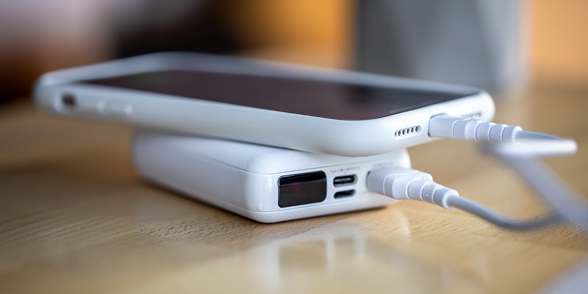 Utilisateur branchant son téléphone pour le recharger
