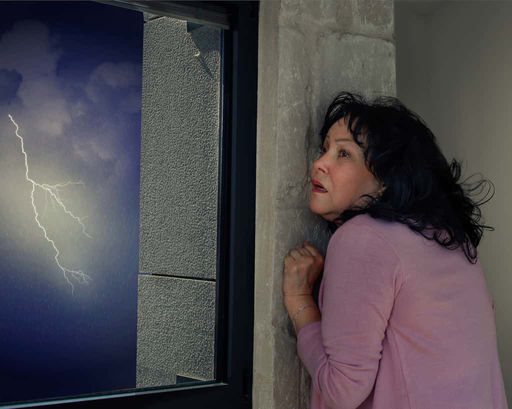Personne inquiète pendant un orage