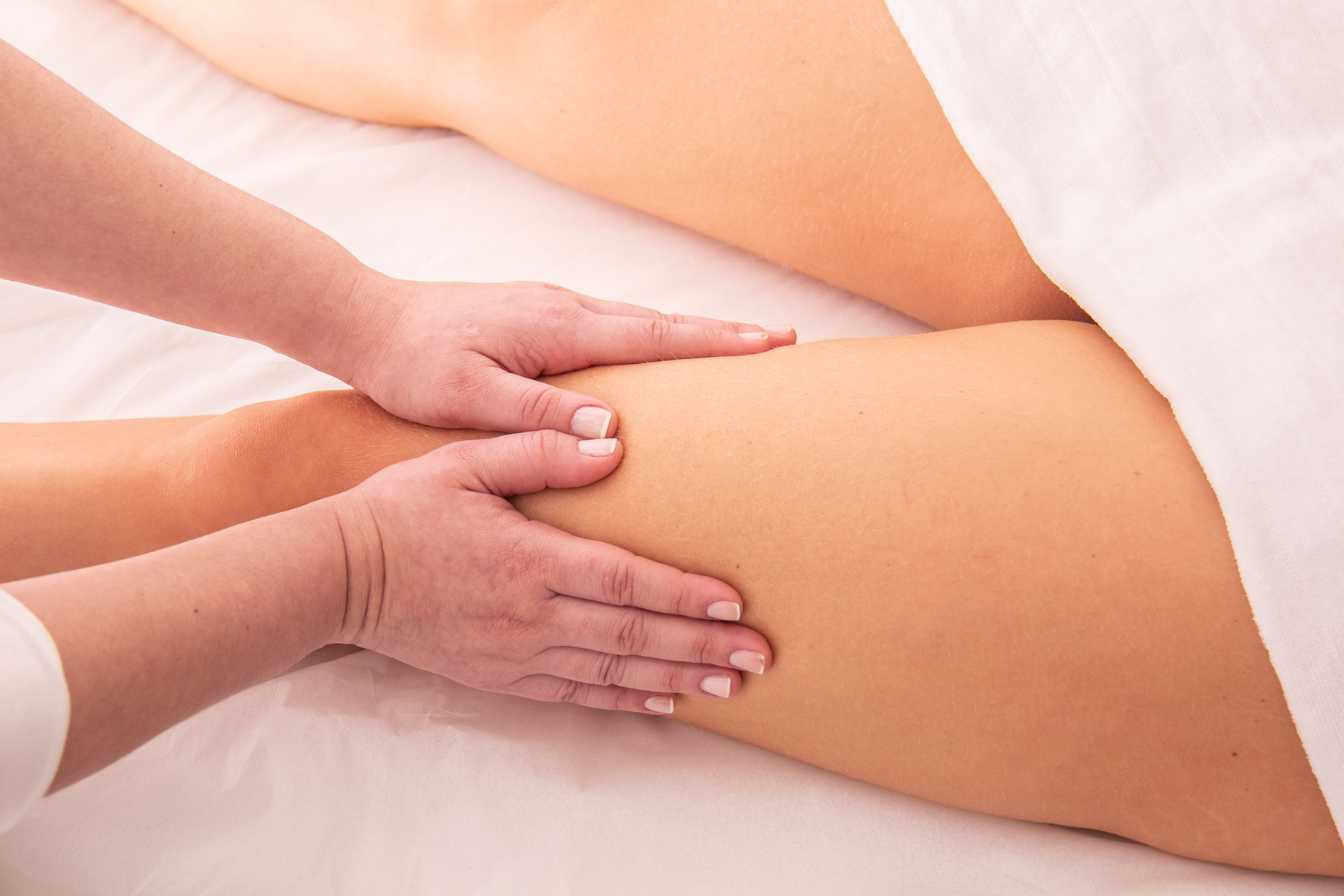 Femme pratiquant un auto-massage lymphatique