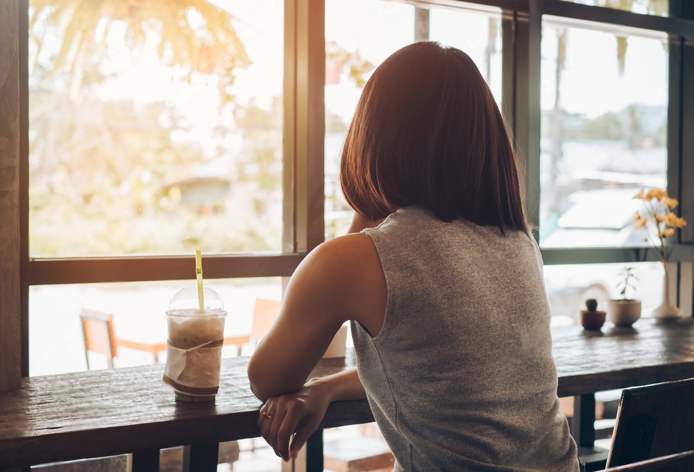 Femme épanouie profitant de moments seule