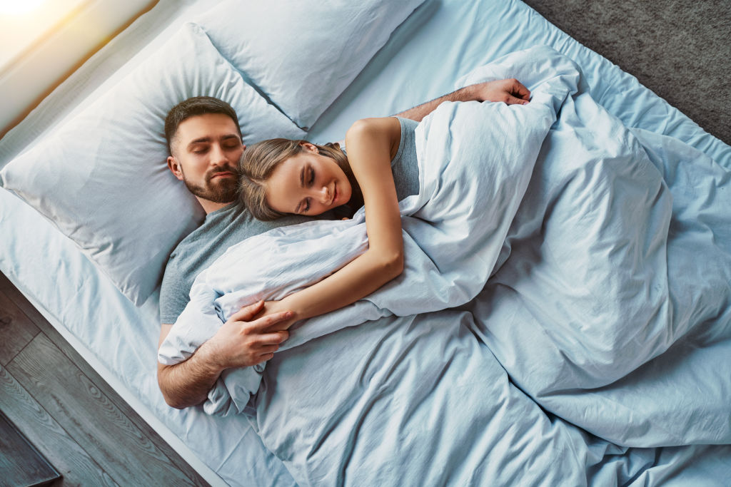 Couple dormant enlacé