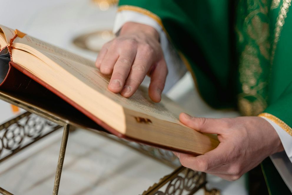 Prêtre et religieuse discutant dans une église