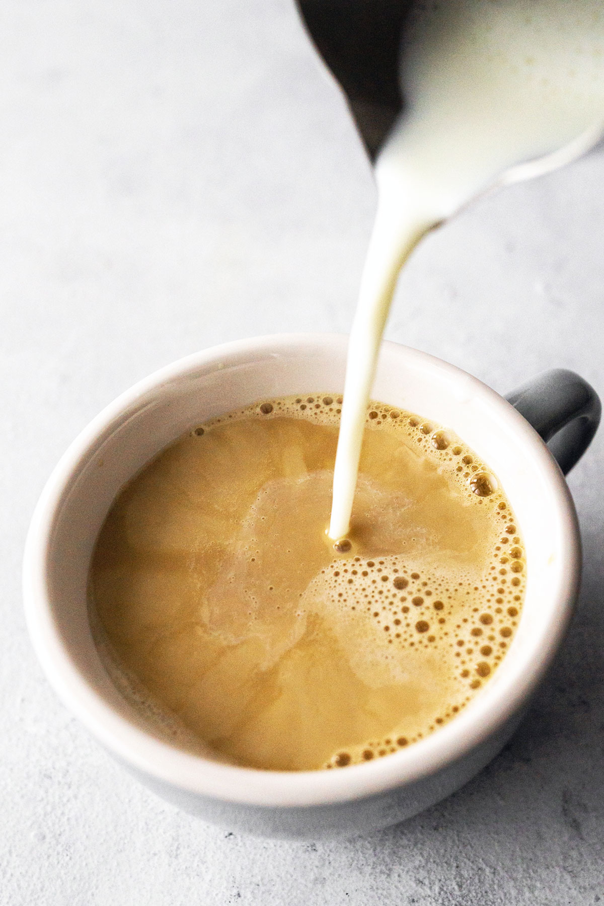 Café au lait dans une tasse blanche