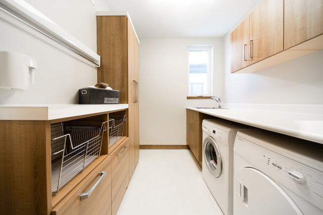 Pièce de buanderie dans un château avec une femme pliant du linge