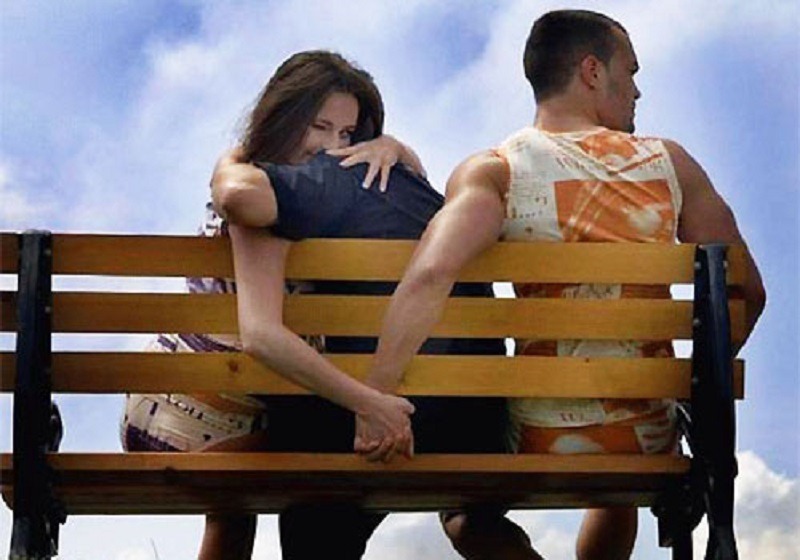 Couple se regardant intensément