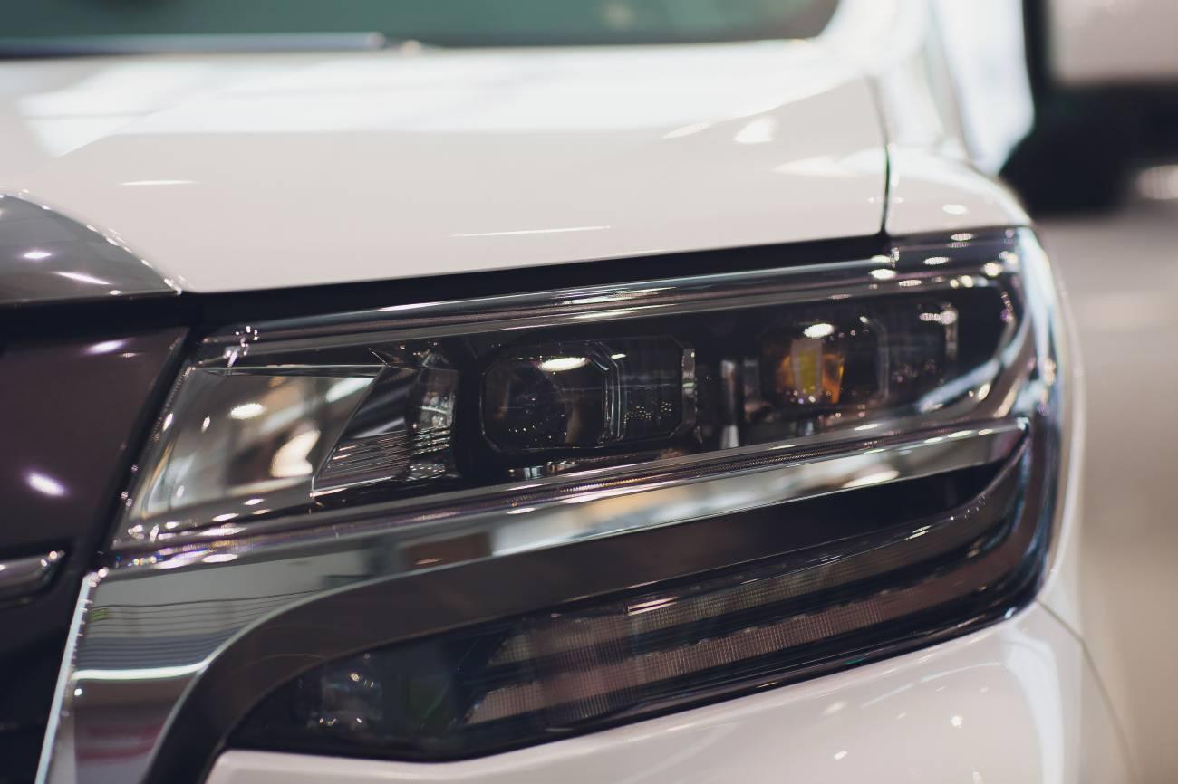 Détail d'un phare de voiture moderne