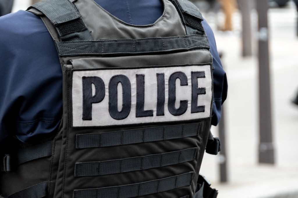 Détail du marquage police sur un gilet pare-balles