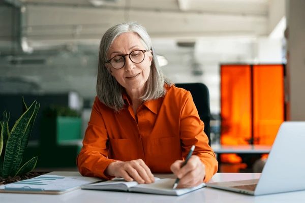 femme âgée apprenant de nouvelles compétences