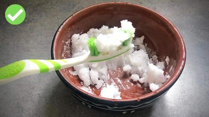 Préparation d'une pâte de bicarbonate de soude dans un bol