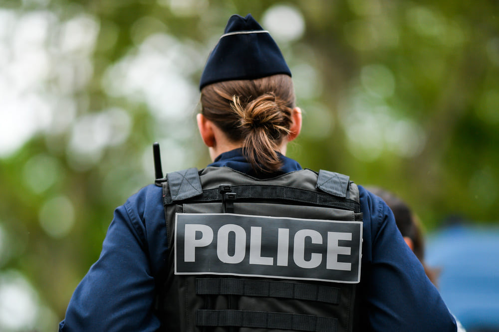 Officier de police examinant des preuves