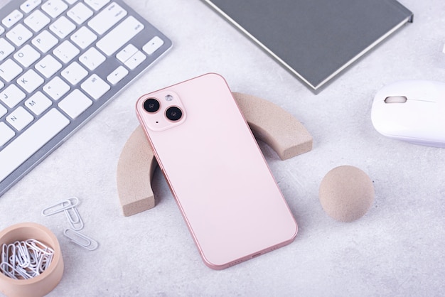 Écran de smartphone sale avec traces de doigts