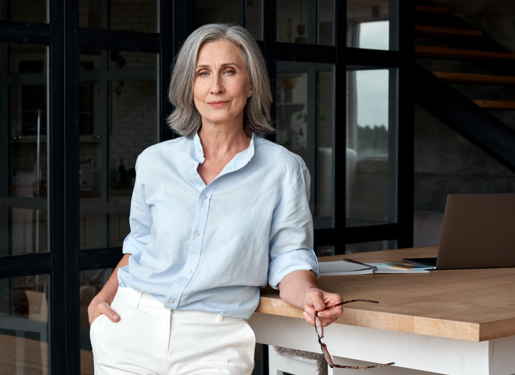 femme mature élégante et confiante au travail