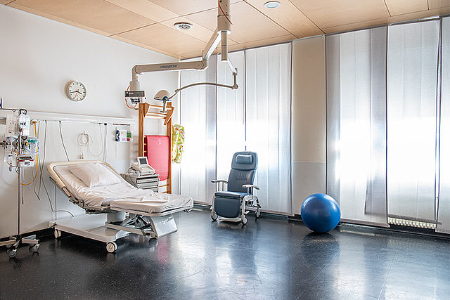 Salle d'accouchement moderne et apaisante