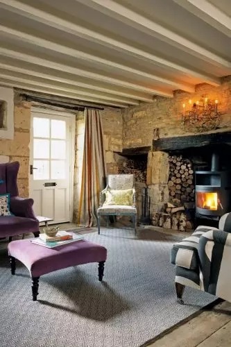 Coin salon cosy avec vue sur le jardin