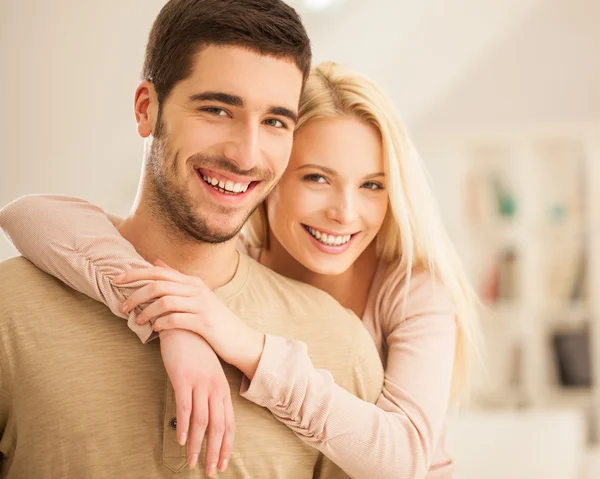 Couple riant ensemble
