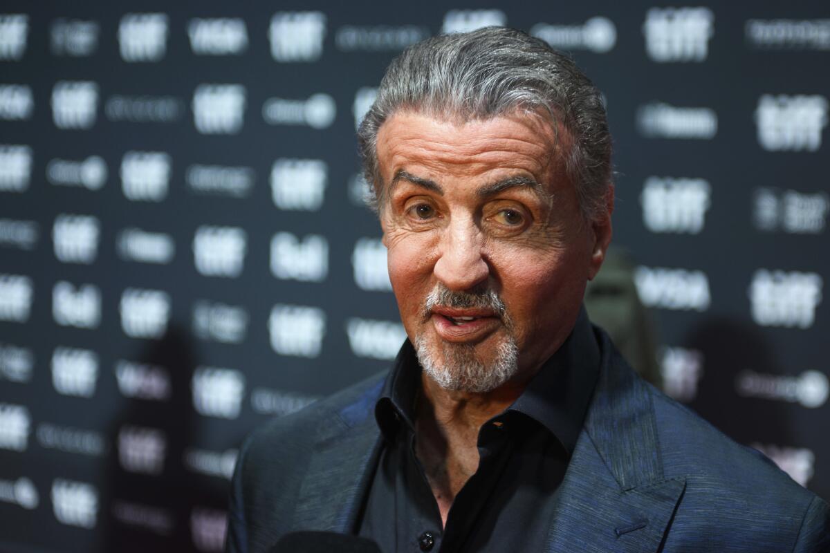 Stallone souriant, attitude confiante