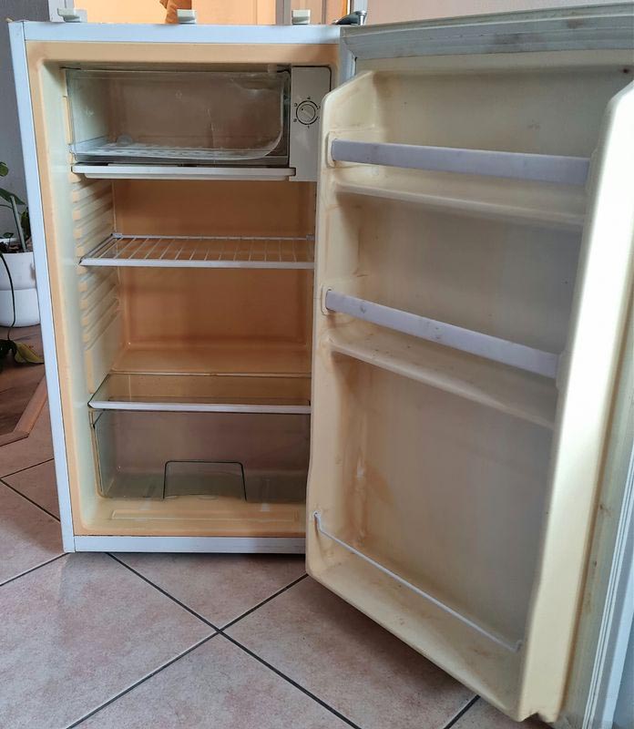 Séchoir solaire fait à partir d'un vieux réfrigérateur