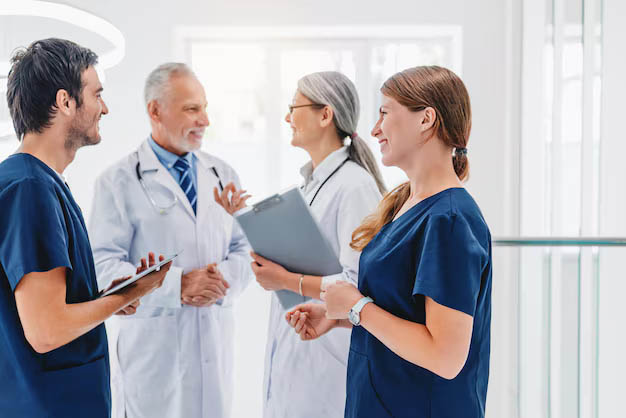 Médecins échangeant dans un corridor hospitalier