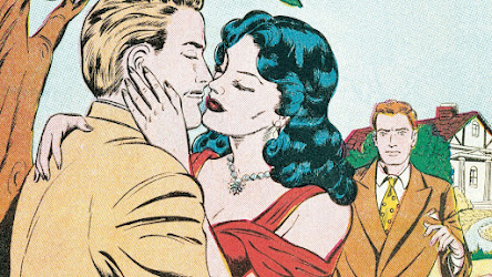 Femme regardant par la fenêtre avec une expression pensive