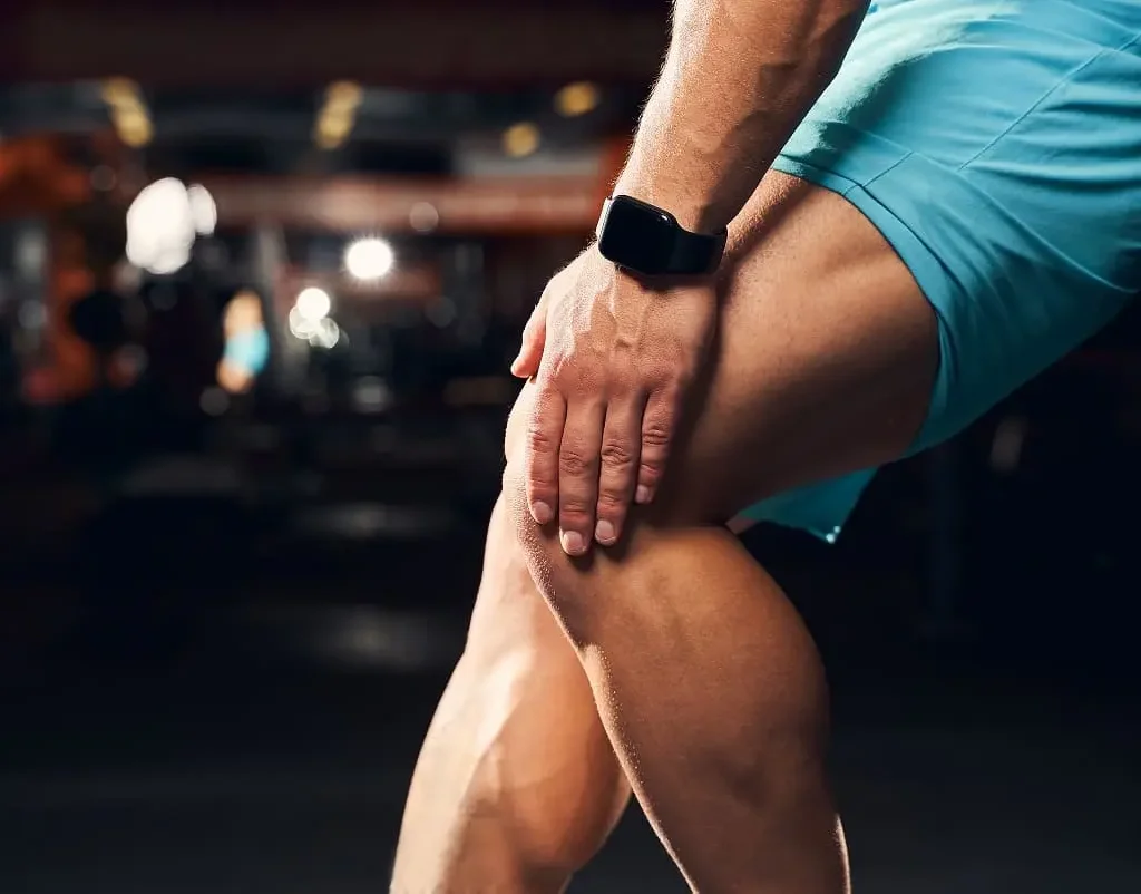 Femme massant ses jambes fatiguées